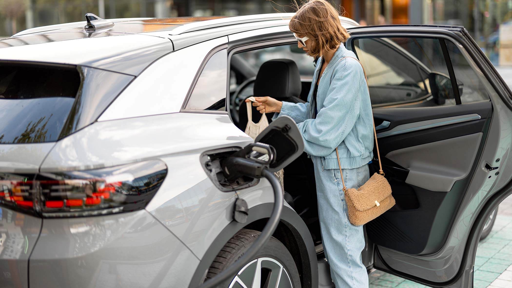 Frau im Urlaub - Hotels mit Ladestation